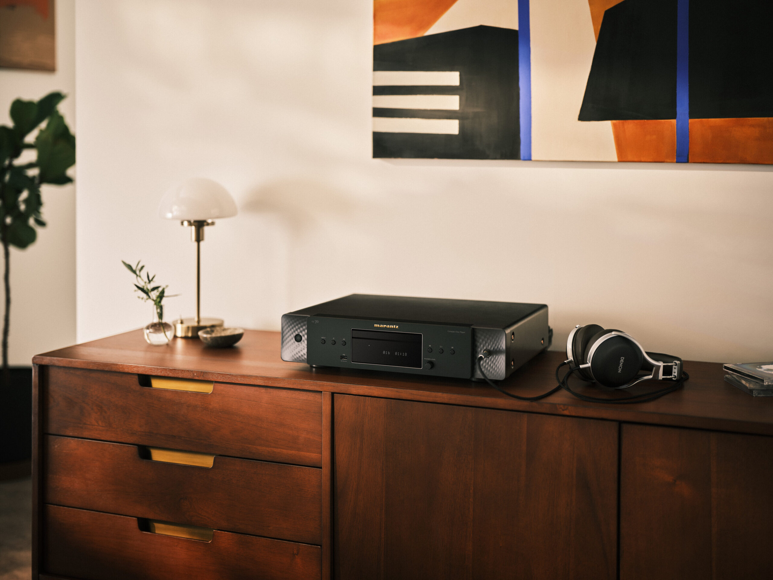 Low--Marantz - CD 70 - Black - Lifestyle 04