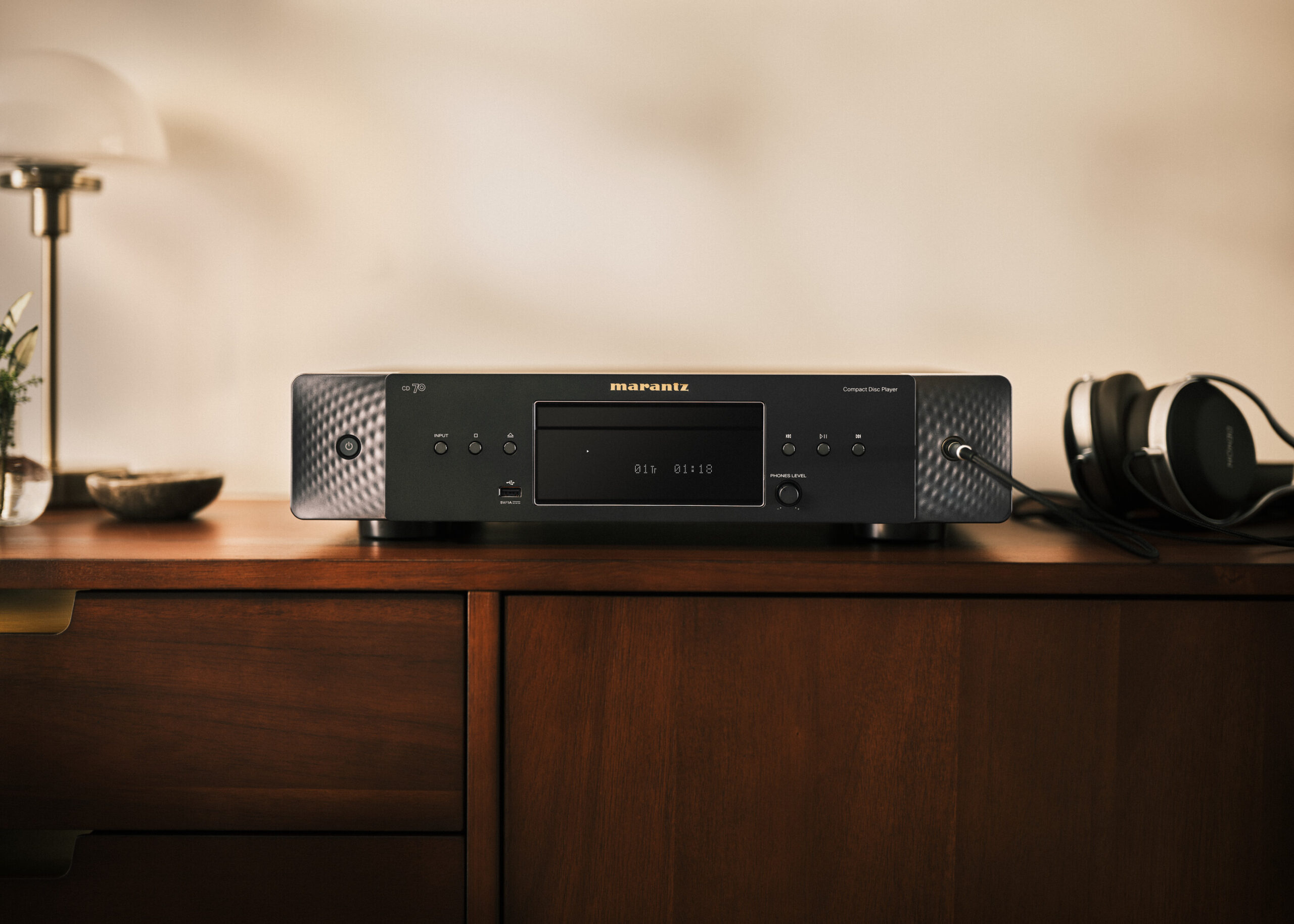 Low--Marantz - CD 70 - Black - Lifestyle 05
