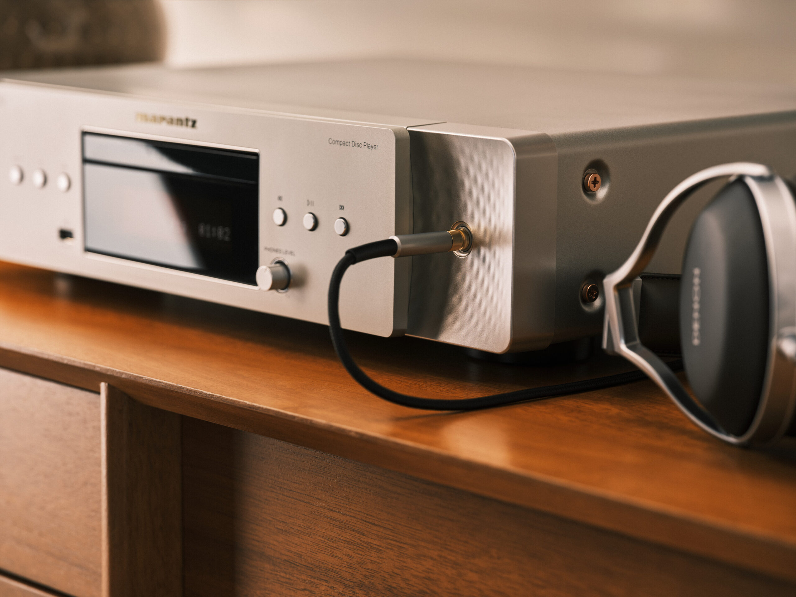 Low--Marantz - CD 70 - Silver Gold - Lifestyle 20